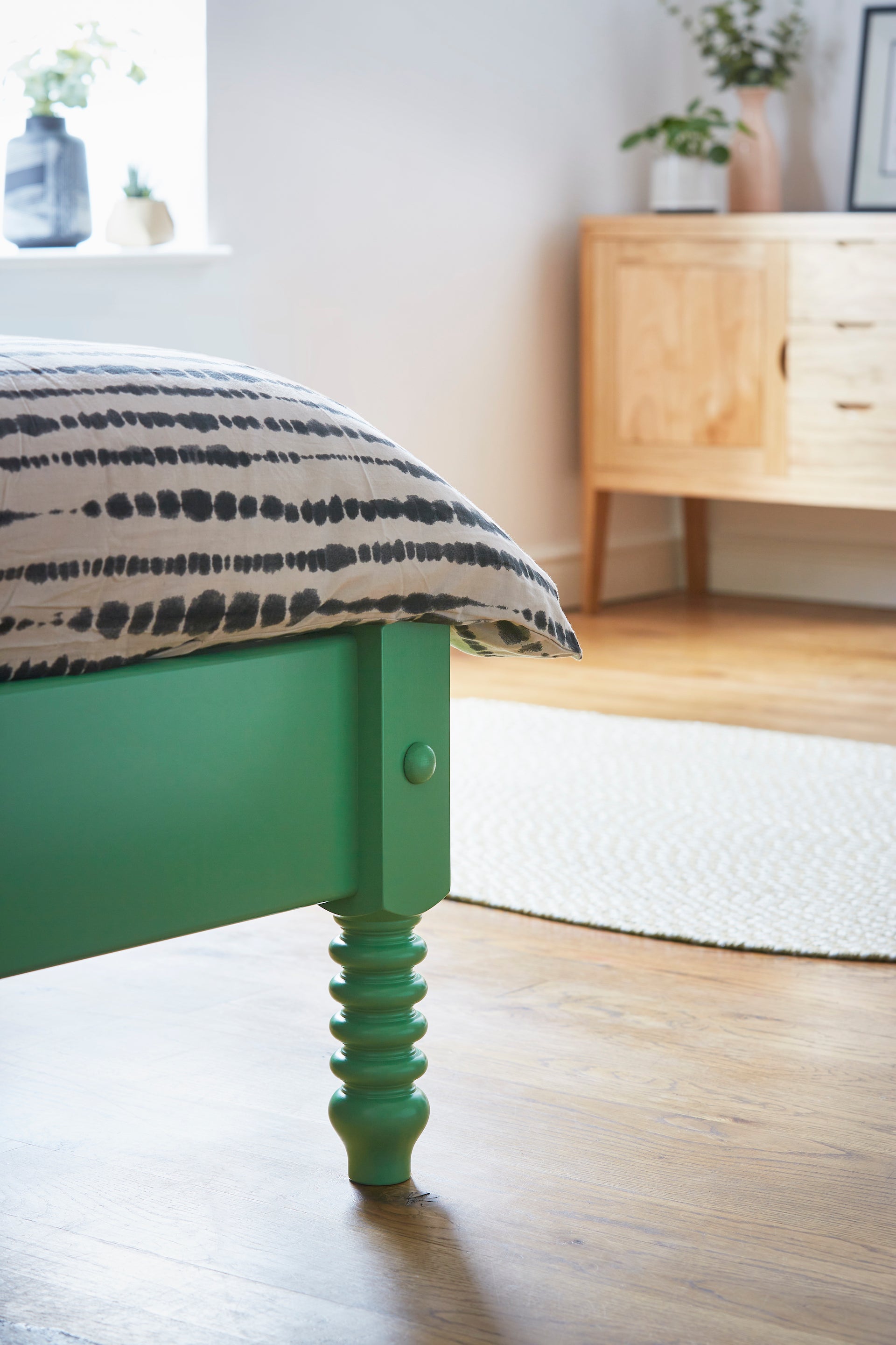 Hetton Curved Spindle Bed