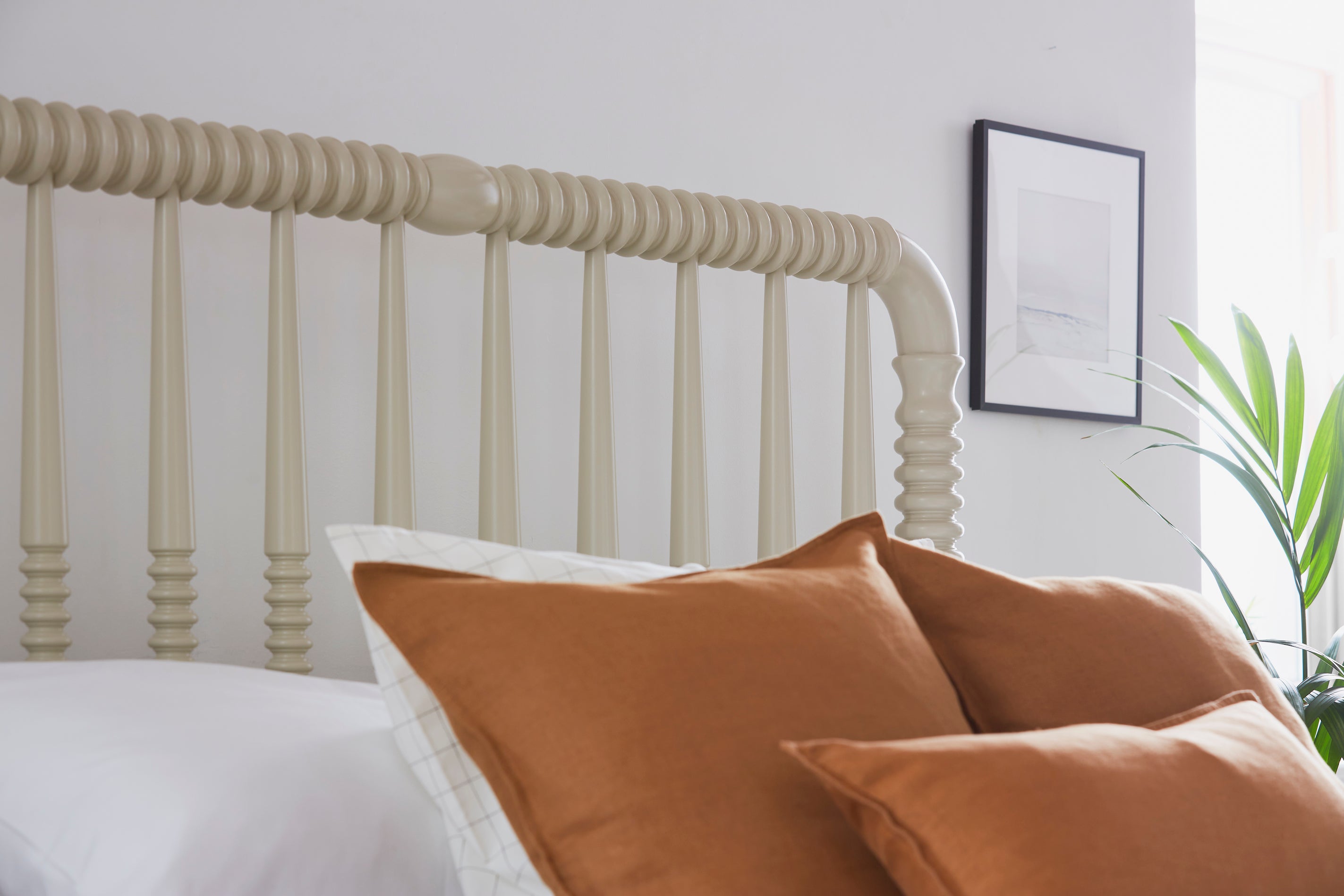 Hetton Curved Spindle Bed